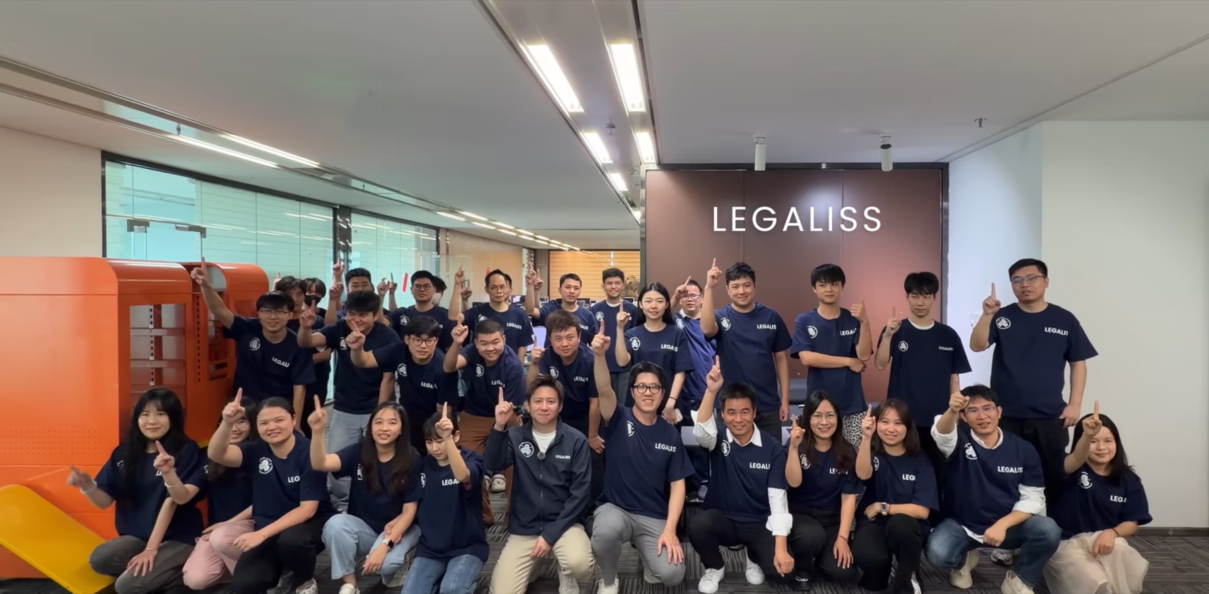 LEGALISS開発チームの集合写真
